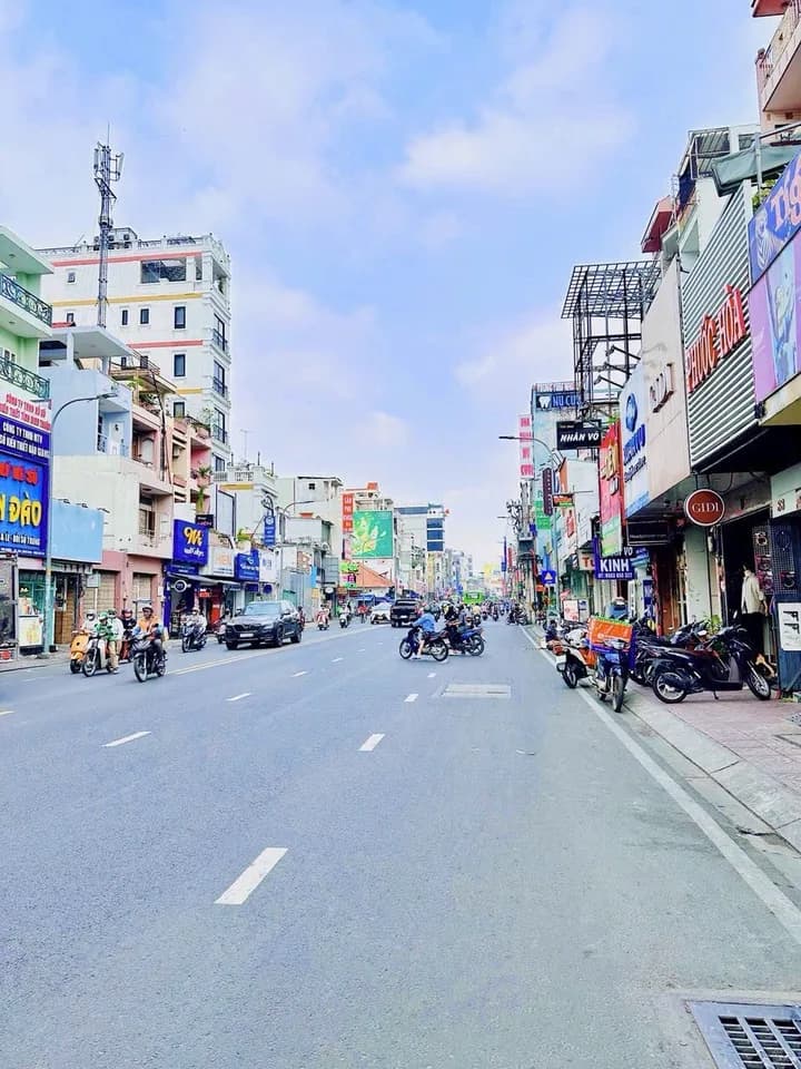 Cho thuê toà nhà mặt tiền 1360m2 tại Cầu Kiệu, TP. Hồ Chí Minh