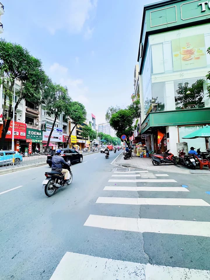 Cho thuê nhà mặt tiền 8x17m 5 tầng tại Khánh Hội, TP. Hồ Chí Minh