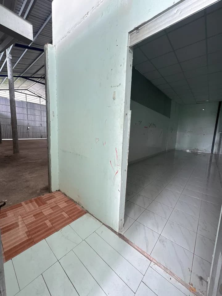 Cho thuê kho, nhà xưởng 300m2 mặt tiền đường xe container tại Bến Tre