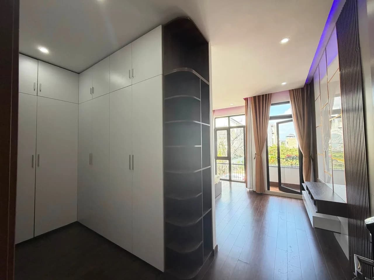 Cho thuê nhà 4 tầng 5 phòng ngủ đầy đủ nội thất tại Ngũ Hành Sơn, Đà N